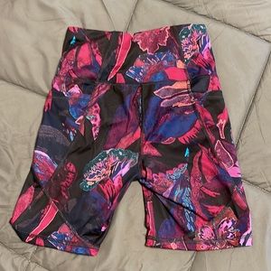 Funky printed high waisted workout shorts small